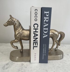 Cerra livros cavalo dourado